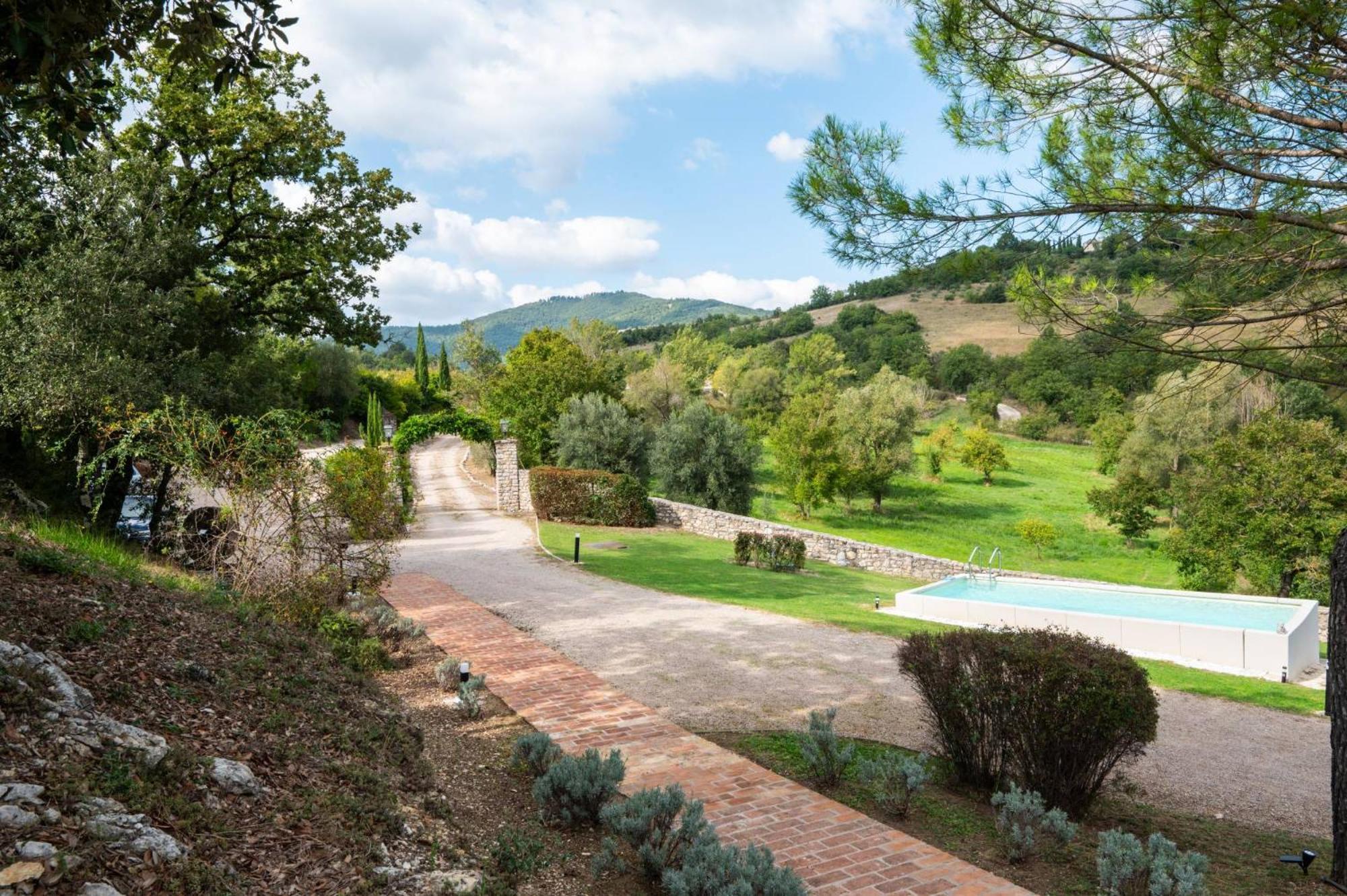 Castello Valenzino Bed and Breakfast Antognola Exteriör bild