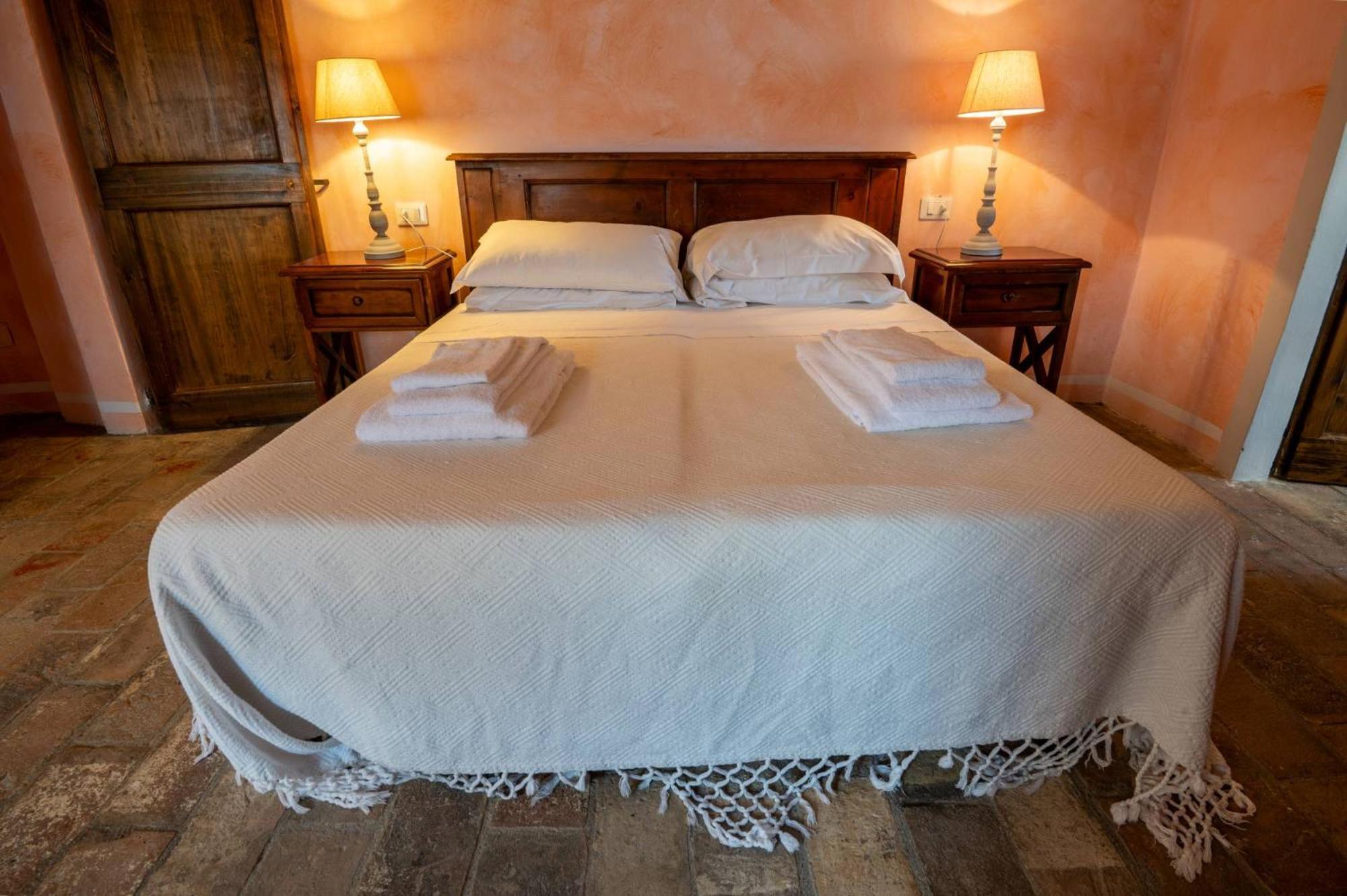 Castello Valenzino Bed and Breakfast Antognola Exteriör bild