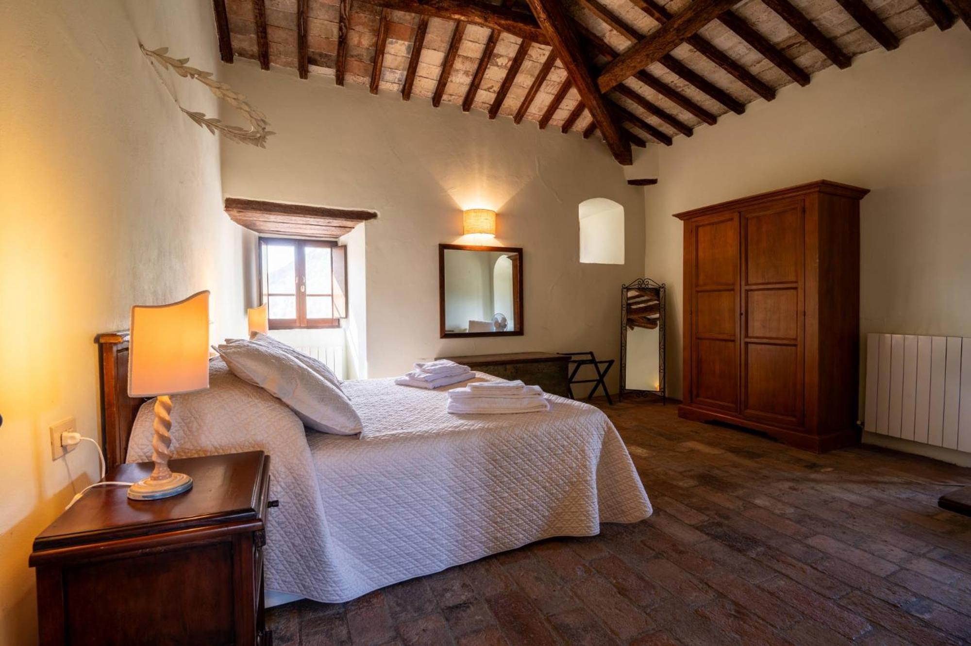 Castello Valenzino Bed and Breakfast Antognola Exteriör bild
