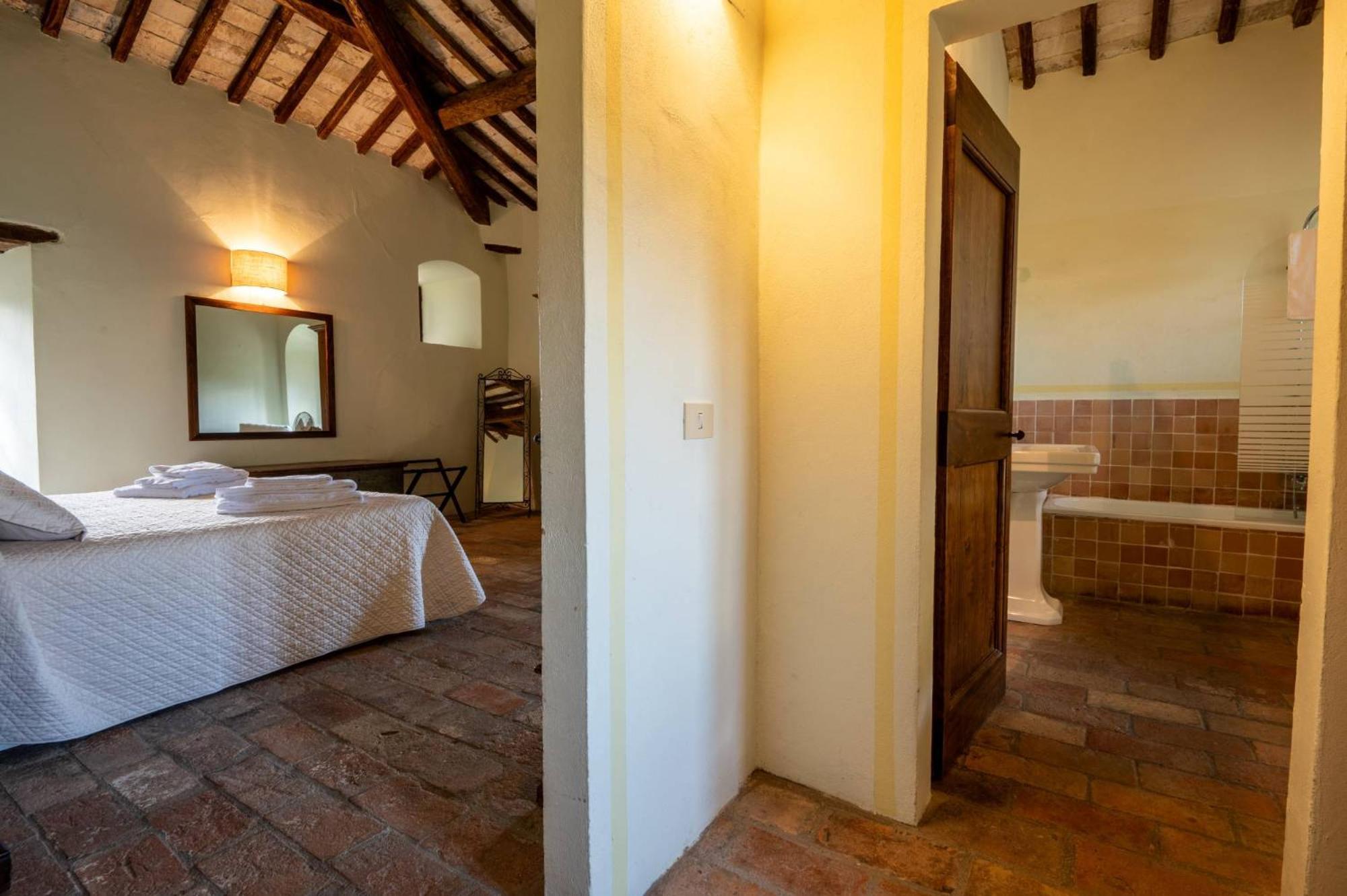 Castello Valenzino Bed and Breakfast Antognola Exteriör bild