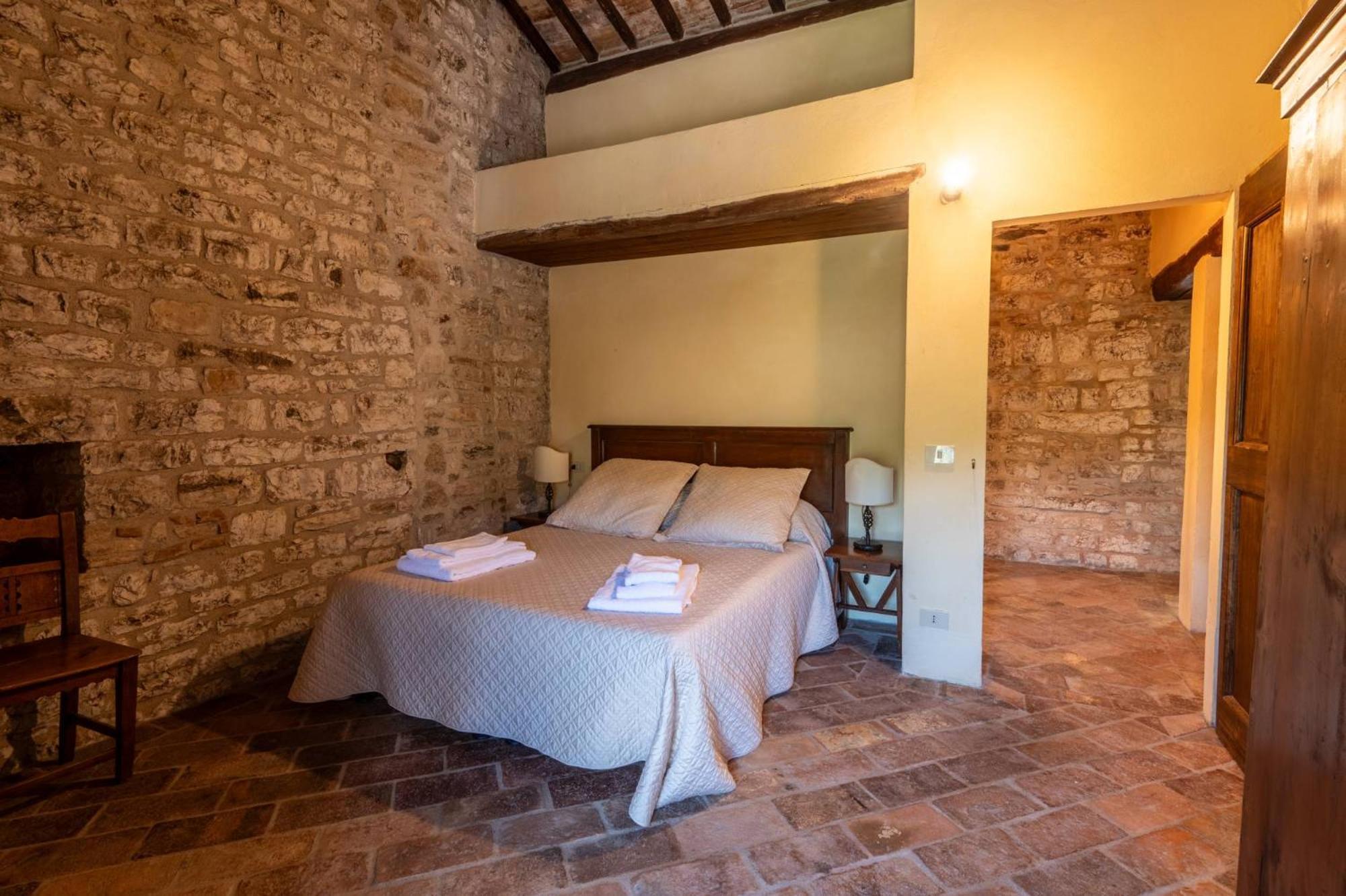 Castello Valenzino Bed and Breakfast Antognola Exteriör bild