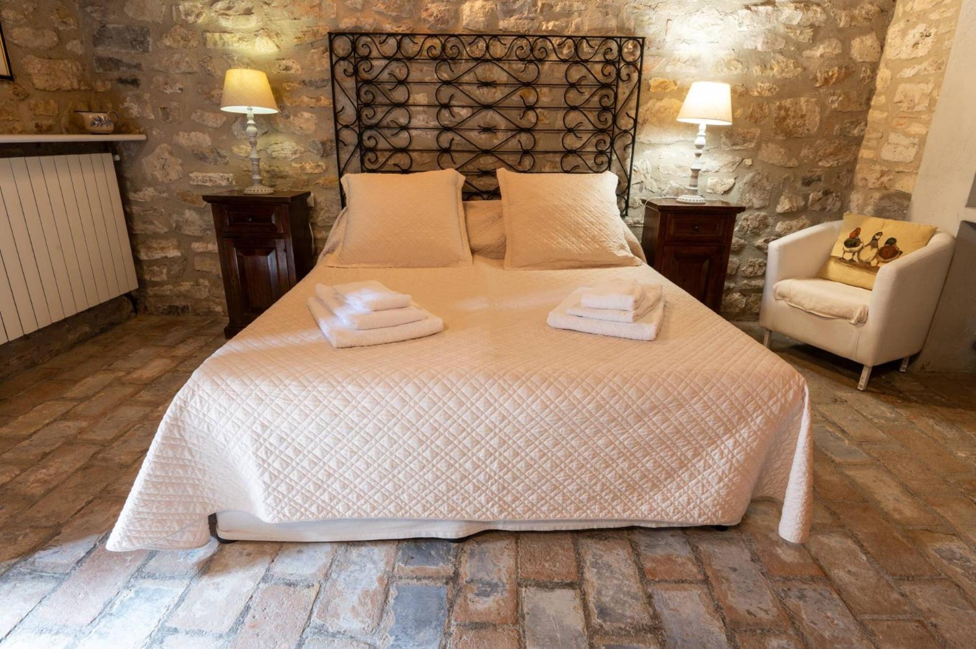 Castello Valenzino Bed and Breakfast Antognola Exteriör bild