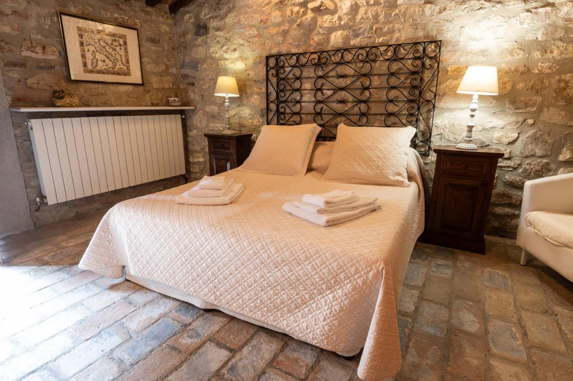 Castello Valenzino Bed and Breakfast Antognola Exteriör bild