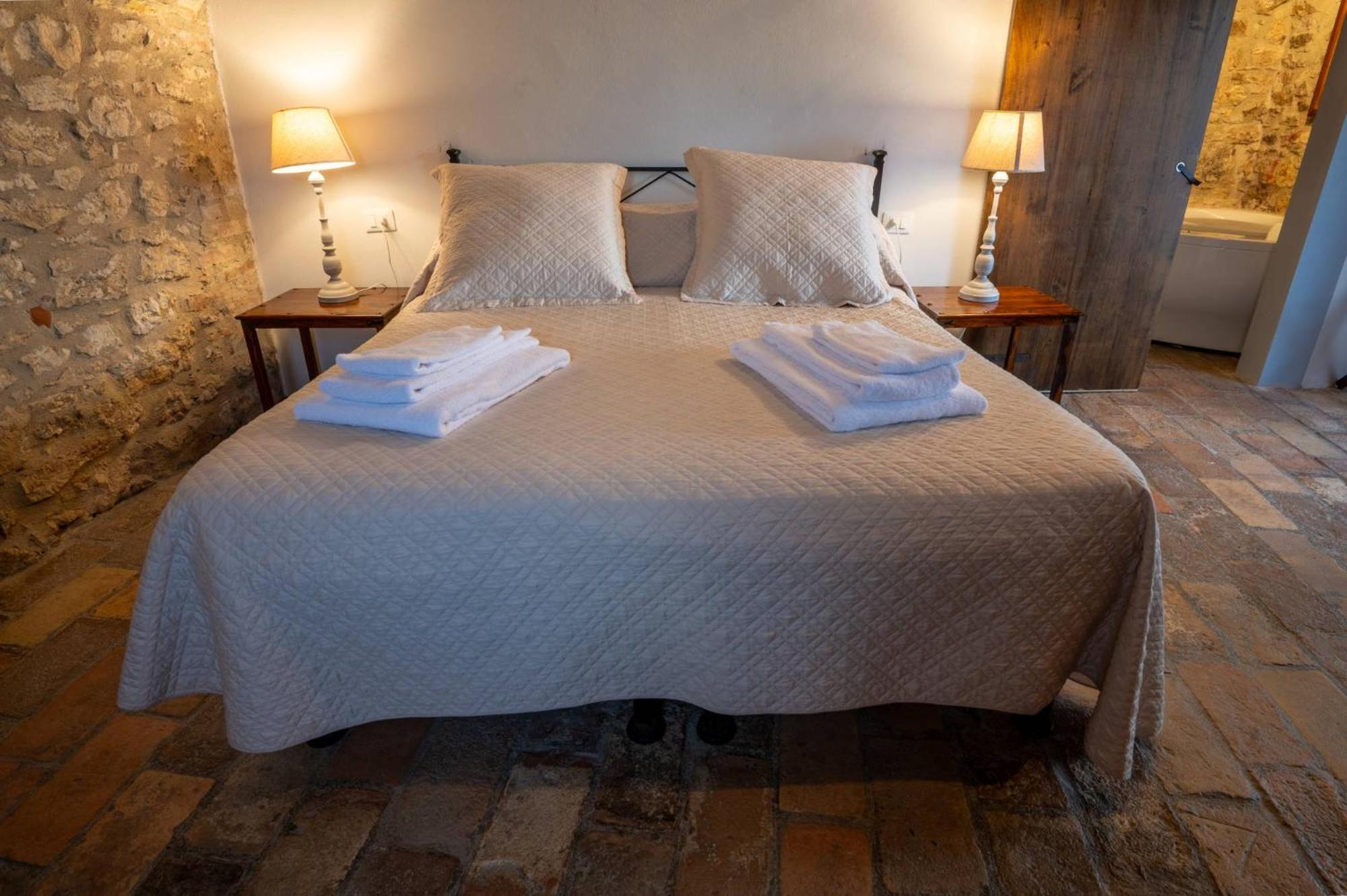 Castello Valenzino Bed and Breakfast Antognola Exteriör bild