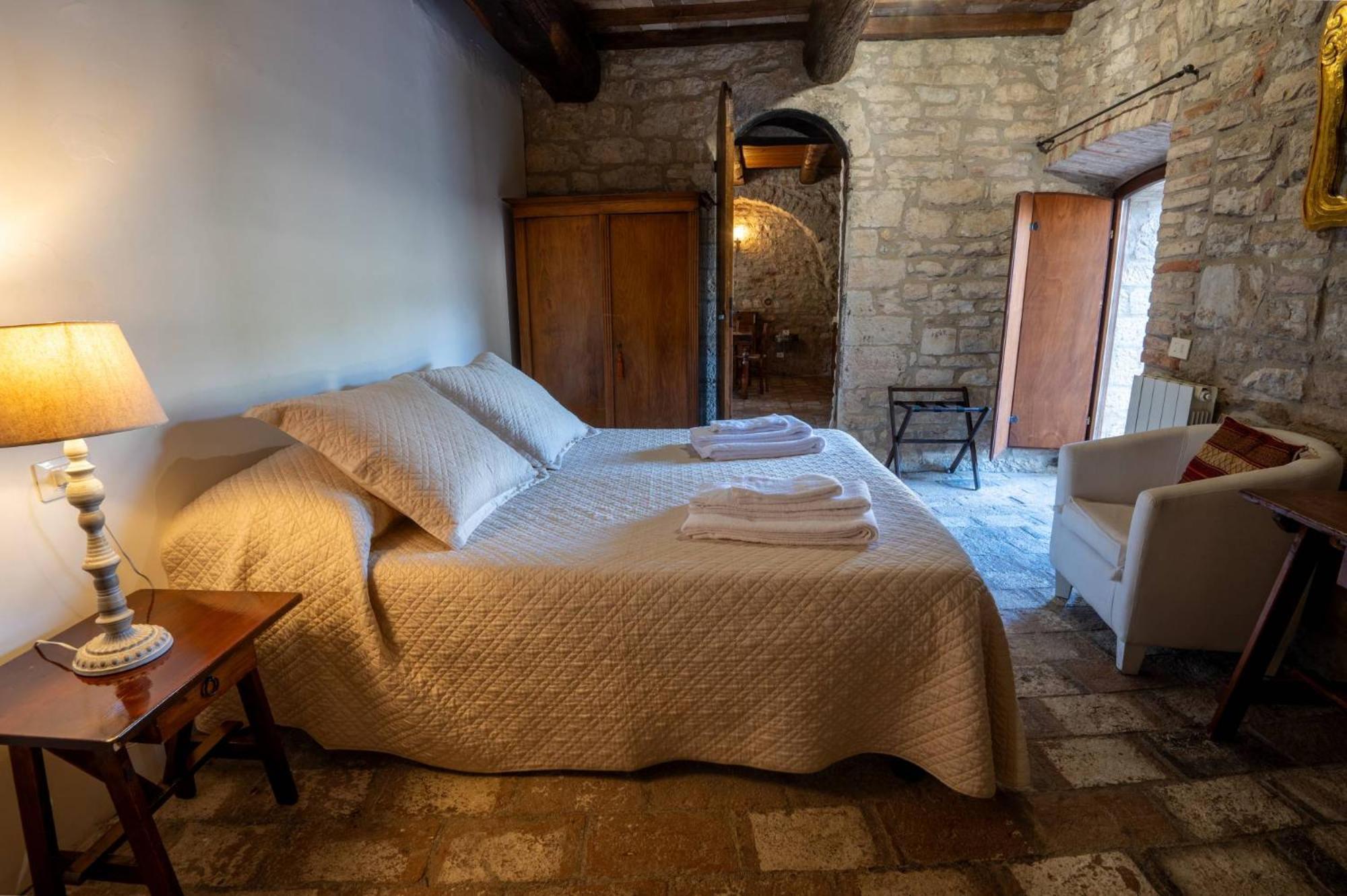 Castello Valenzino Bed and Breakfast Antognola Exteriör bild