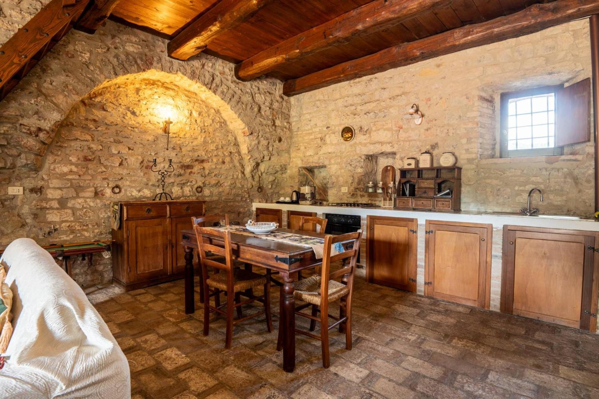 Castello Valenzino Bed and Breakfast Antognola Exteriör bild