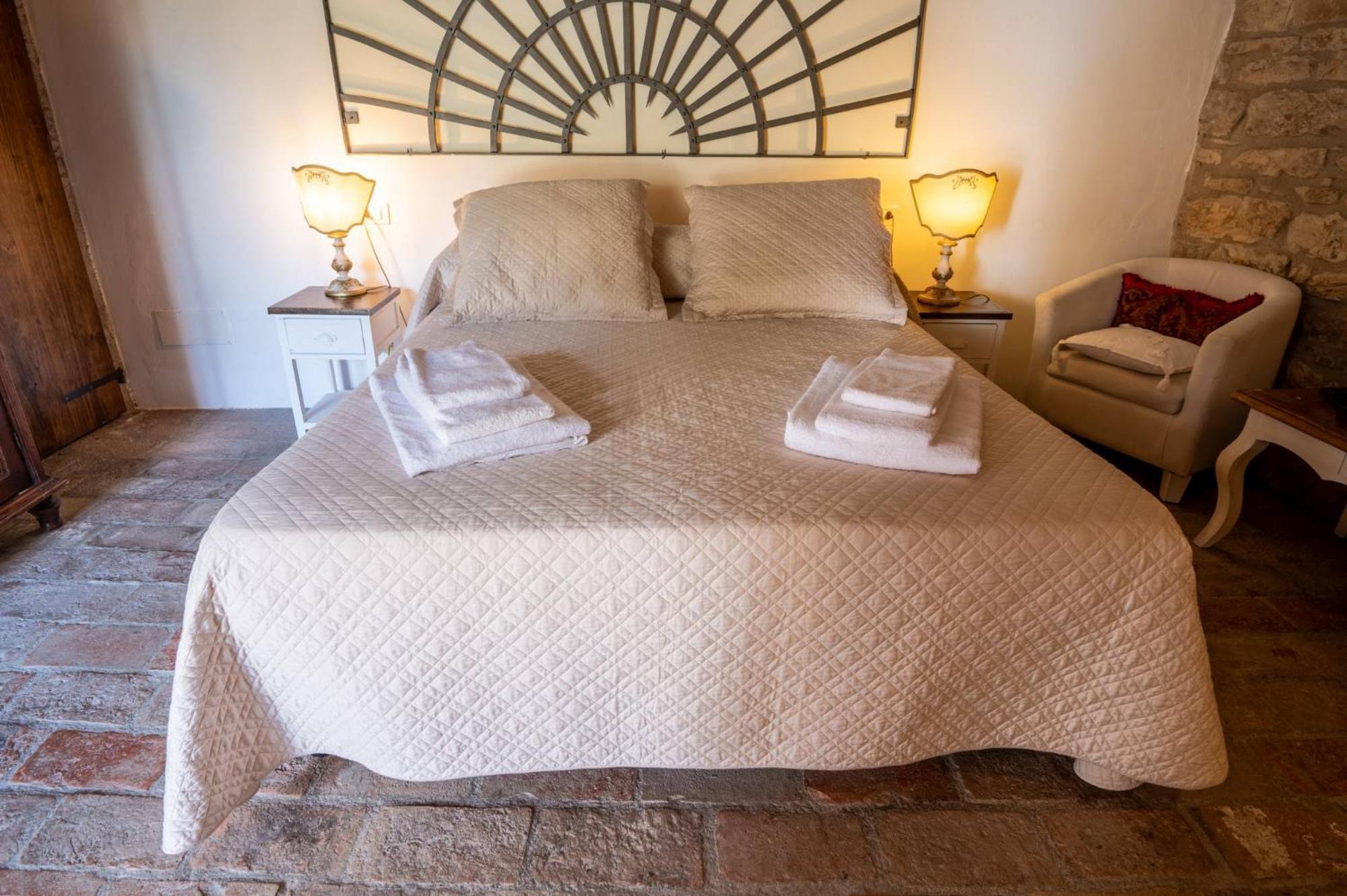 Castello Valenzino Bed and Breakfast Antognola Exteriör bild
