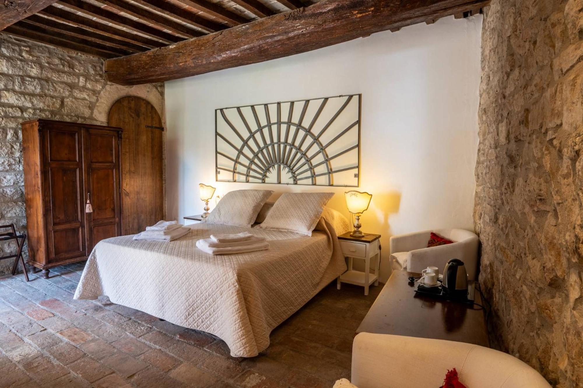 Castello Valenzino Bed and Breakfast Antognola Exteriör bild