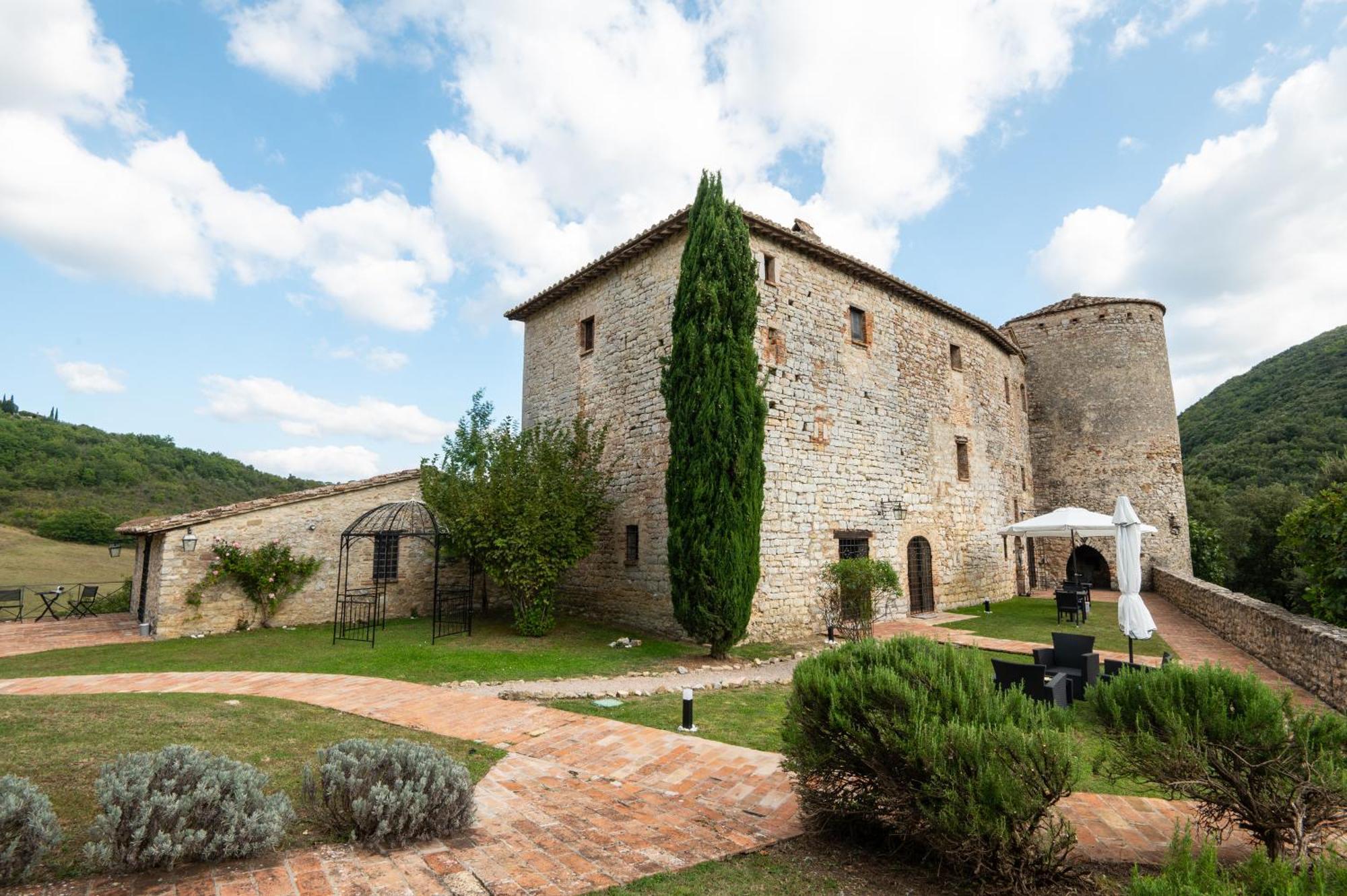 Castello Valenzino Bed and Breakfast Antognola Exteriör bild